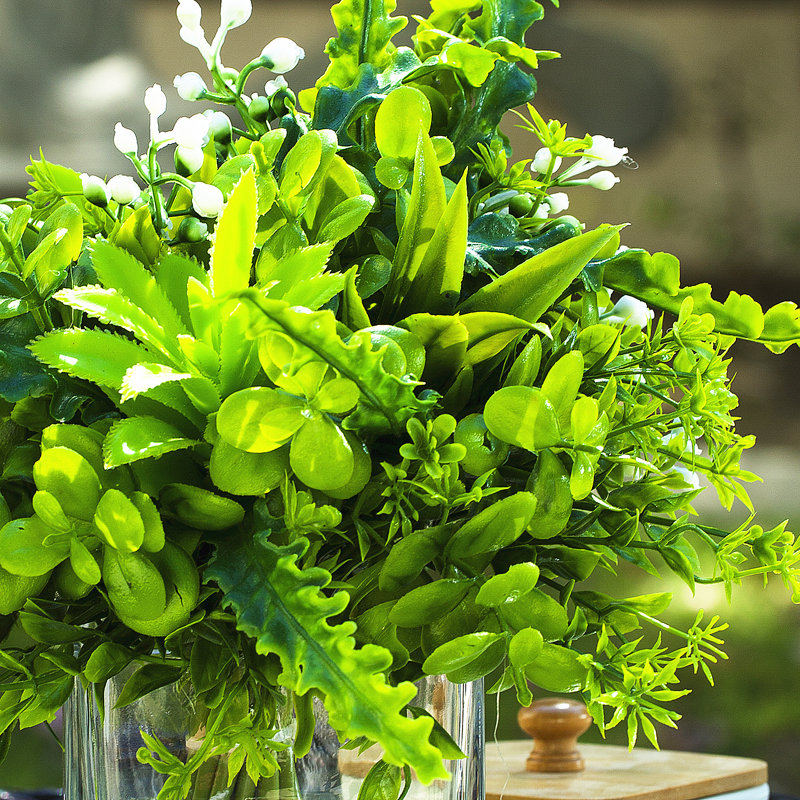 Plante artificielle feuillage vert dans un vase en verre cube