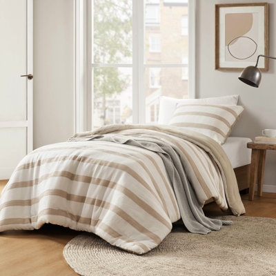 2 Couettes Twin/Twin XL à rayures teintées, tons neutres, ambiance décontractée, confort optimal, microfibre, standard 100, entretien facile, linge de lit rayé taupe, esthétique minimaliste tissée, texture froissée.