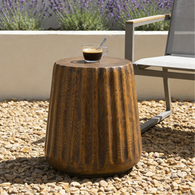 Table d'appoint d'extérieur d'intérieur - Table de bout durable de style souche d'arbre pour patio, jardin, salon, hauteur 16,61 po, finition grain de bois brun