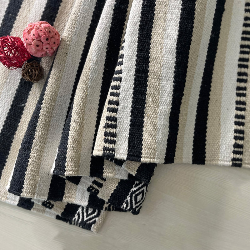 Chemin de table en mélange de coton géométrique Montano, Noir / blanc, Rectangle 90 po