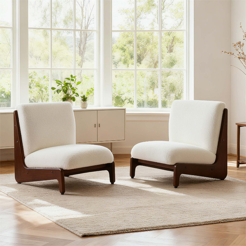 Ensemble de 2 chaises d'appoint modernes avec structure en bois de noyer massif et coussin blanc intégré pour un confort ergonomique et un style sans effort.