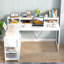 Bureau en L de 55 pouces, bureau d'écriture blanc et blanc avec rehausse de moniteur, tiroirs et tablettes de rangement en forme de L-1435909836