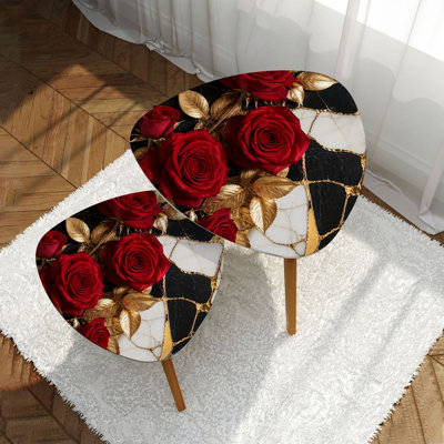 Ensemble de 2 tables basses gigognes modernes et minimalistes avec des feuilles dorées et des marbres noirs et blancs et une table de bout multifonctionnelle empilable pour les adolescents et les familles.