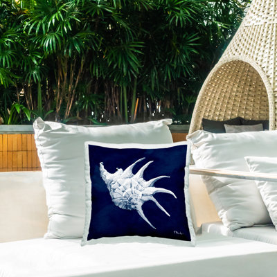 Coussin extérieur bleu à cornes de conque imprimé Sea Life par Paul Brent
