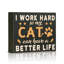 Plaque décorative en bois (1 pièce) : « Je travaille fort pour que mon chat ait une vie meilleure ». Décoration de bureau pour la maison, le salon, un café ou une boutique de loisirs. Cadeau idéal pour les amoureux des chats, les amis et la famille.