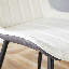Ensemble de chaises de salle à manger en polyuréthane à coussin de siège allongé - quatre pièces. Conception aux lignes épurées. Peut s'intégrer à divers styles de décoration intérieure moderne. Couleurs d'épissage blanc et gris foncé.