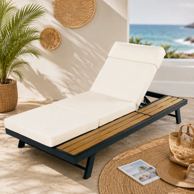 Ensemble de chaises longues d'extérieur en fer noir et teck avec coussin beige, capacité de 400 lb, coussin de 4 po d'épaisseur résistant à l'eau avec appui-tête, dossier réglable avec surface de rangement plate pour patio