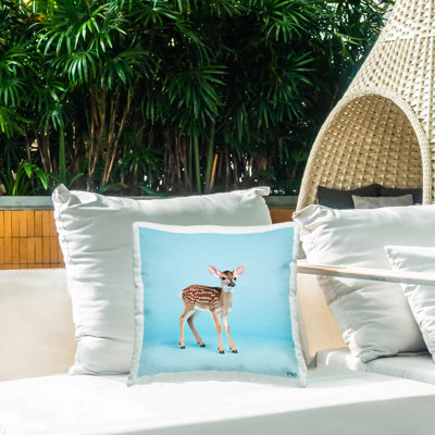 Coussin d'extérieur imprimé forêt fauve sur fond bleu par RB