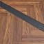 Une table de salle à manger rectangulaire rétro minimaliste avec un dessus spécialement texturé et des pieds en métal noir. Plateau de table contemporain en bois aggloméré minimaliste en bois foncé texturé. Capable de donner aux gens une beauté visuelle.