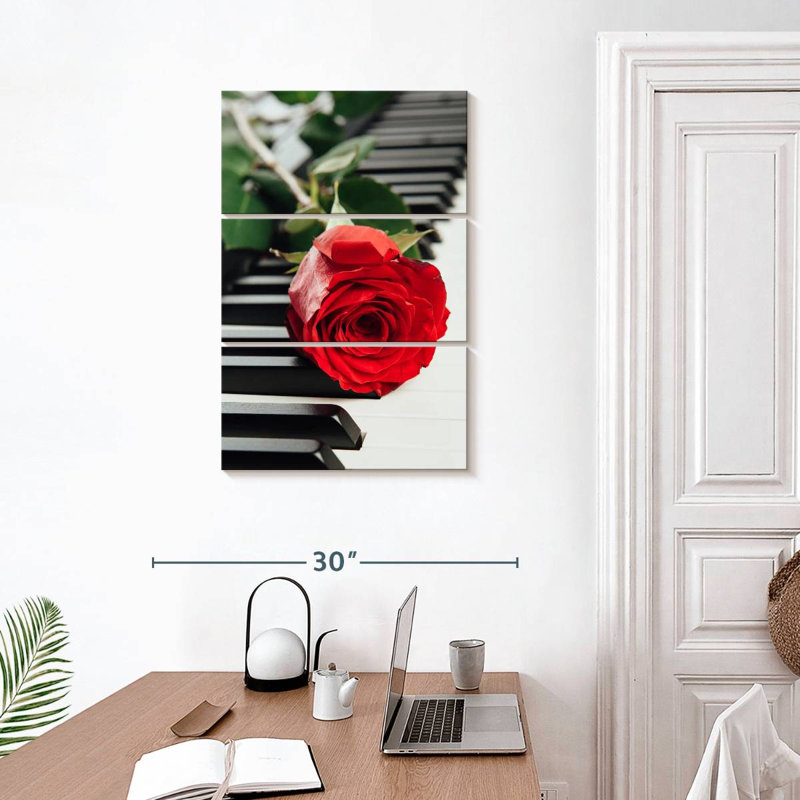 Hardie, rose rouge sur piano, H 32 po x l 20 po