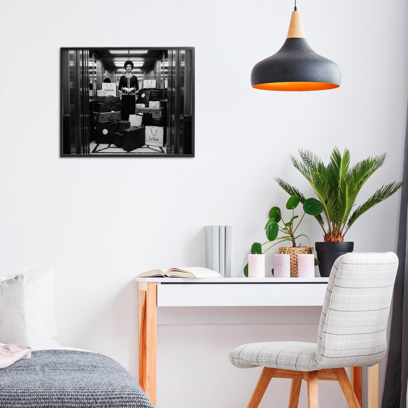 «Elevator Chic», estampe numérique, design par A Barefoot Stylist, H 11 po x l 14 po, Giclée encadrée noir minuit
