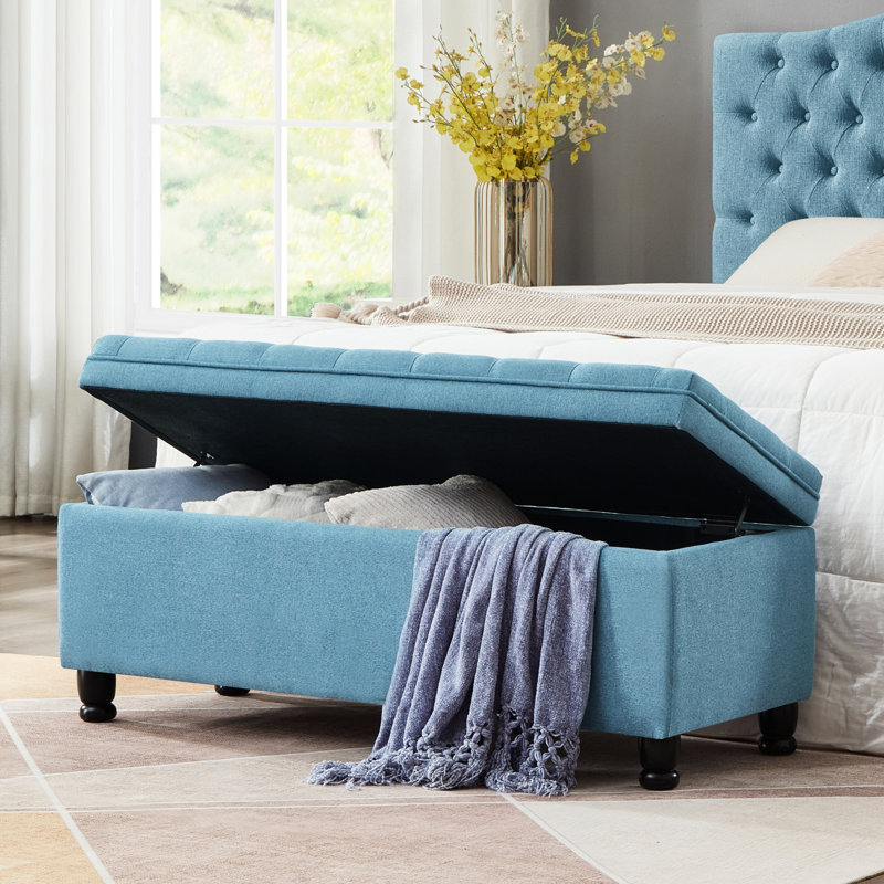 Banc de rangement rembourré avec boutons en lin bleu et support en bois pour une structure robuste, Bleu clair
