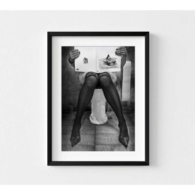 Impression d'humour de salle de bain: photographie en noir et blanc