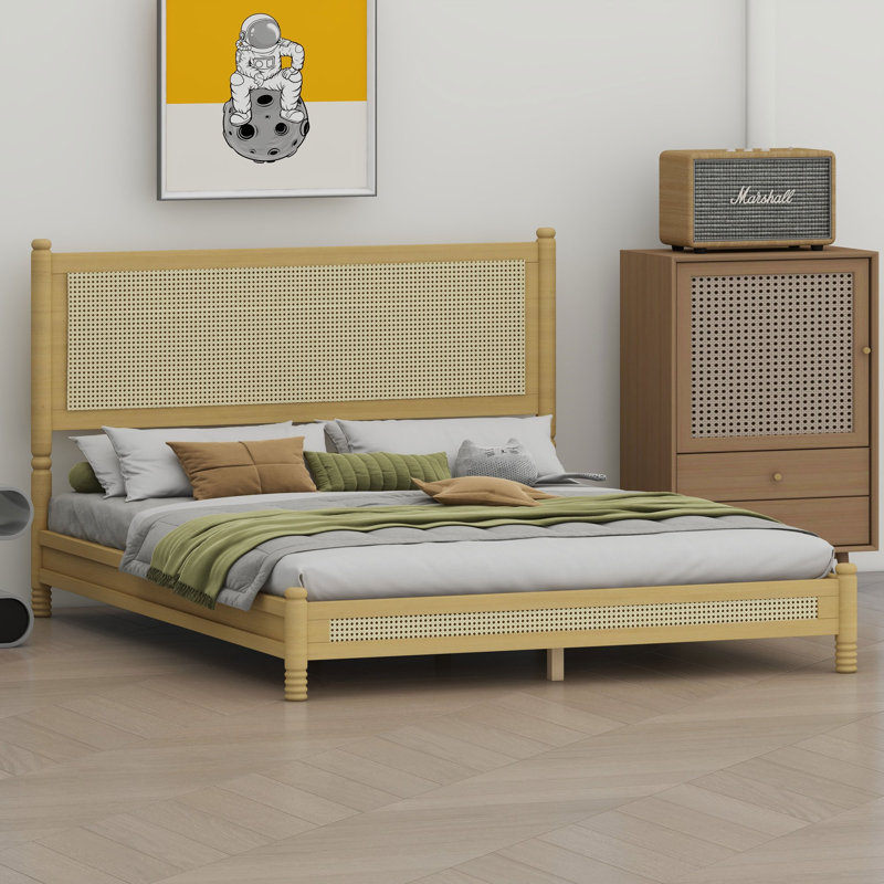 Le cadre de lit avec tête de lit et pieds tournés offre un charme bohème vintage et une qualité artisanale durable., Naturel