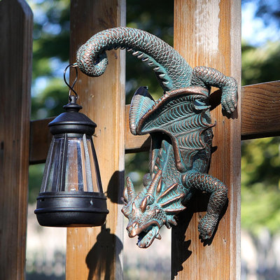Statue fantaisiste de jardin lanterne solaire gothique