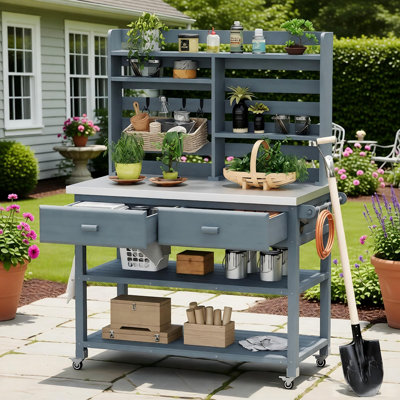 Table de rempotage d'extérieur 64,9 po avec roulettes verrouillables, îlot de cuisine extérieur en bois massif avec huche supérieure, plateau en acier inoxydable, porte-serviettes, rangement extérieur pour les grillades, jardin sur gazon - bleu gris