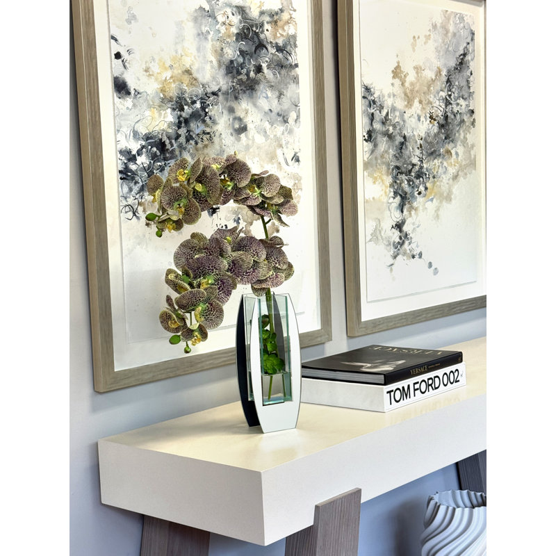 Orchidées disposées dans un vase miroir en verre avec Sedum