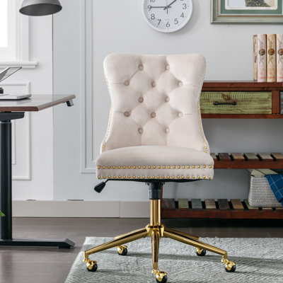 Chaise de bureau en velours beige avec base en métal doré - bouton, bureau pivotant réglable par A & a Furniture