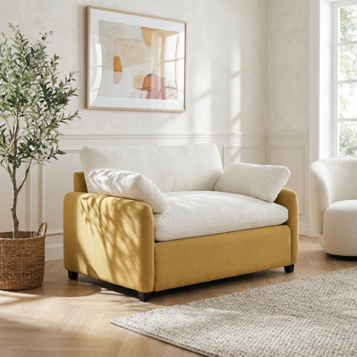 Très grand fauteuil rembourré simple avec assise profonde et coussins inclus pour le salon et la détente dans un appartement