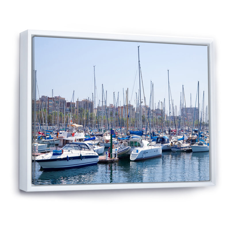 Yacht amarré au port Vell sur toile, H 12 po x l 20 po x P 1 po, Cadre flottant blanc