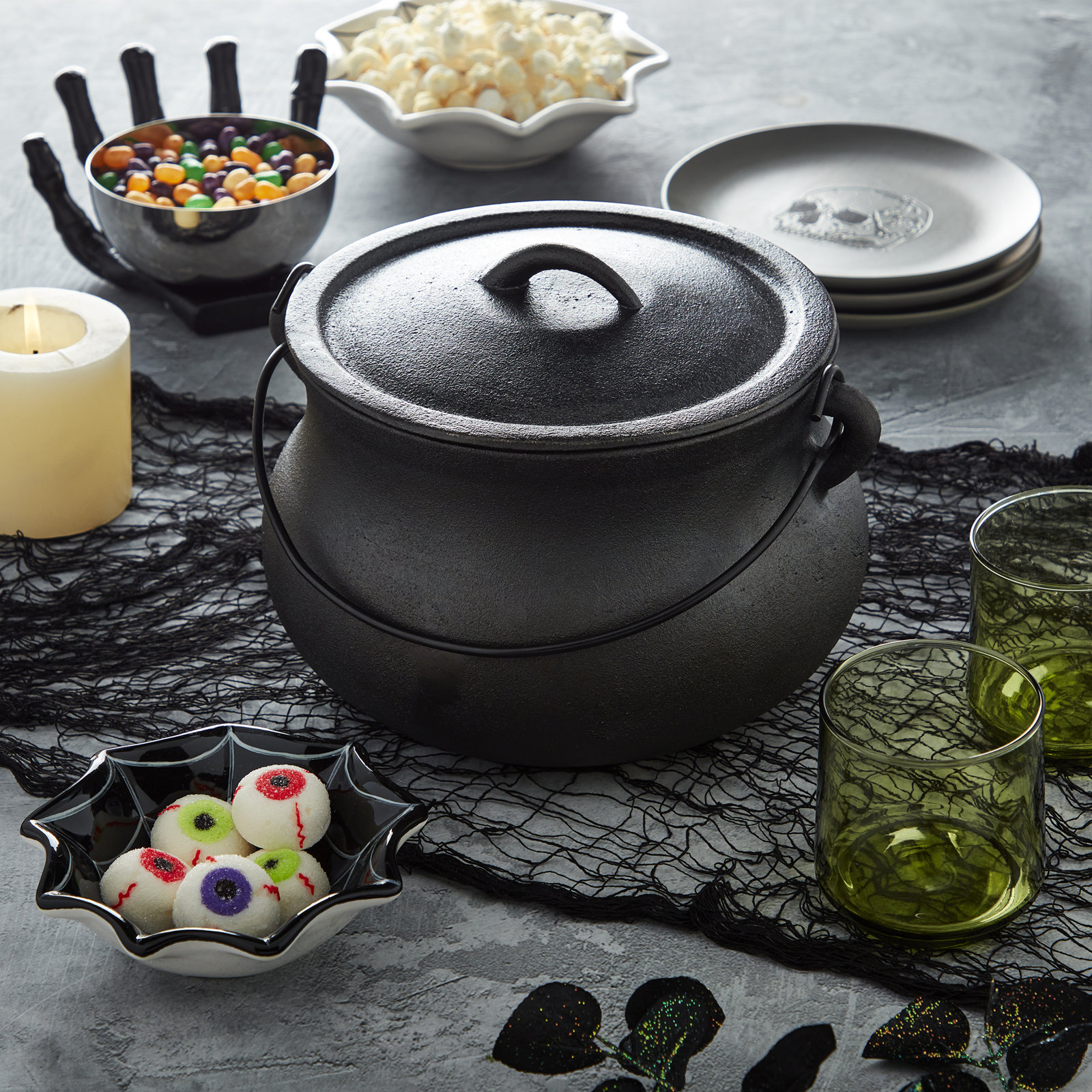 Smith & Clark 4 qt Pre-Seasoned Cast Iron Covered Cauldron with Wire Handle