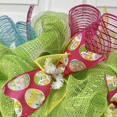 Couronne de Pâques avec chariot de lapin rempli d'œufs