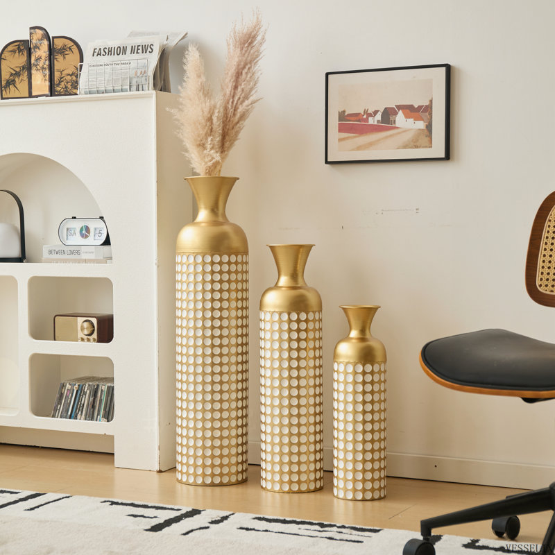 Ensemble de 3 vases de sol modernes en métal doré, de 83 cm, 66 cm et 50 cm de hauteur, pour la décoration intérieure et de mariage.