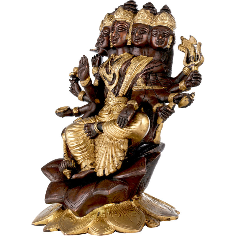 Statue Devi Gayatri sur des lotus en fleurs