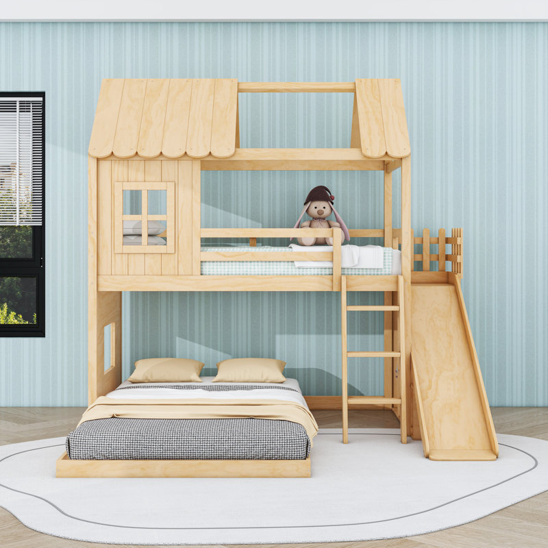 Lit superposé simple au dessus d'un lit double en bois avec tablettes, glissade et garde-robe ouverte, Natural