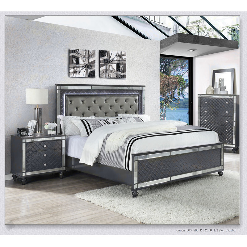 Commode 5 tiroirs Glam avec miroir, pieds fuselés et finition grise pour le rangement de la chambre