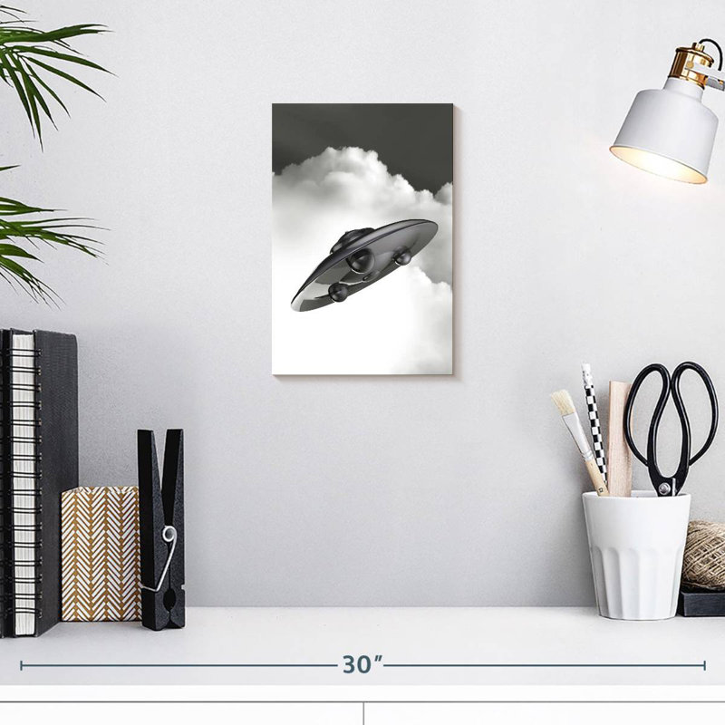 Soucoupe volante Kelan dans les nuages, H 12 po x l 8 po