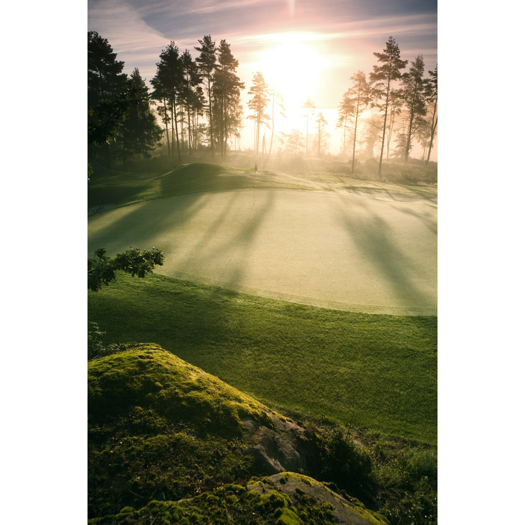 Putting Green In Morning Light von Sjoeman - Druck ohne Rahmen auf Leinwand