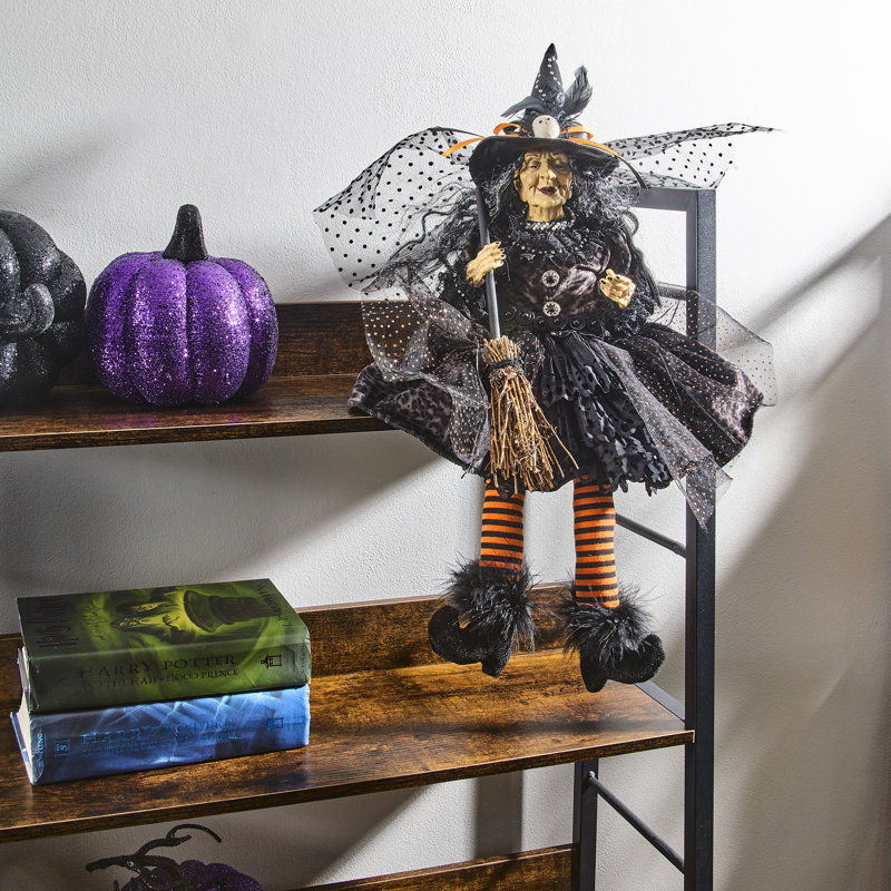 25 po sorcière d'Halloween assise