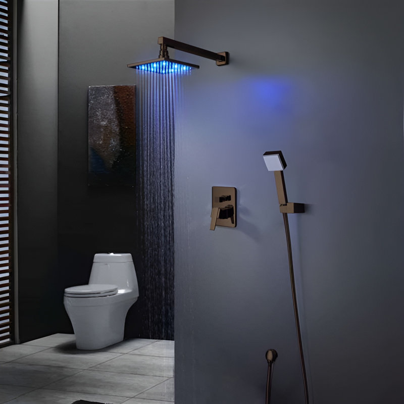 Système de douche en bronze huilé foncé avec une élégance intemporelle et des caractéristiques luxueuses