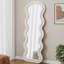 Miroir de plancher en flanelle pleine longueur blanc vague avec support pour le salon de la chambre à coucher-544752431