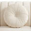 Fauteuil capitonné blanc, avec accoudoirs arrondis et garniture cloutée.-1121966332