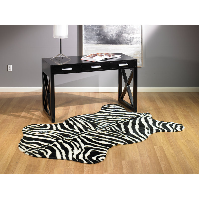 Tapis en fausse fourrure Zebra, Peau 4 pi 7 po x 6 pi 7 po