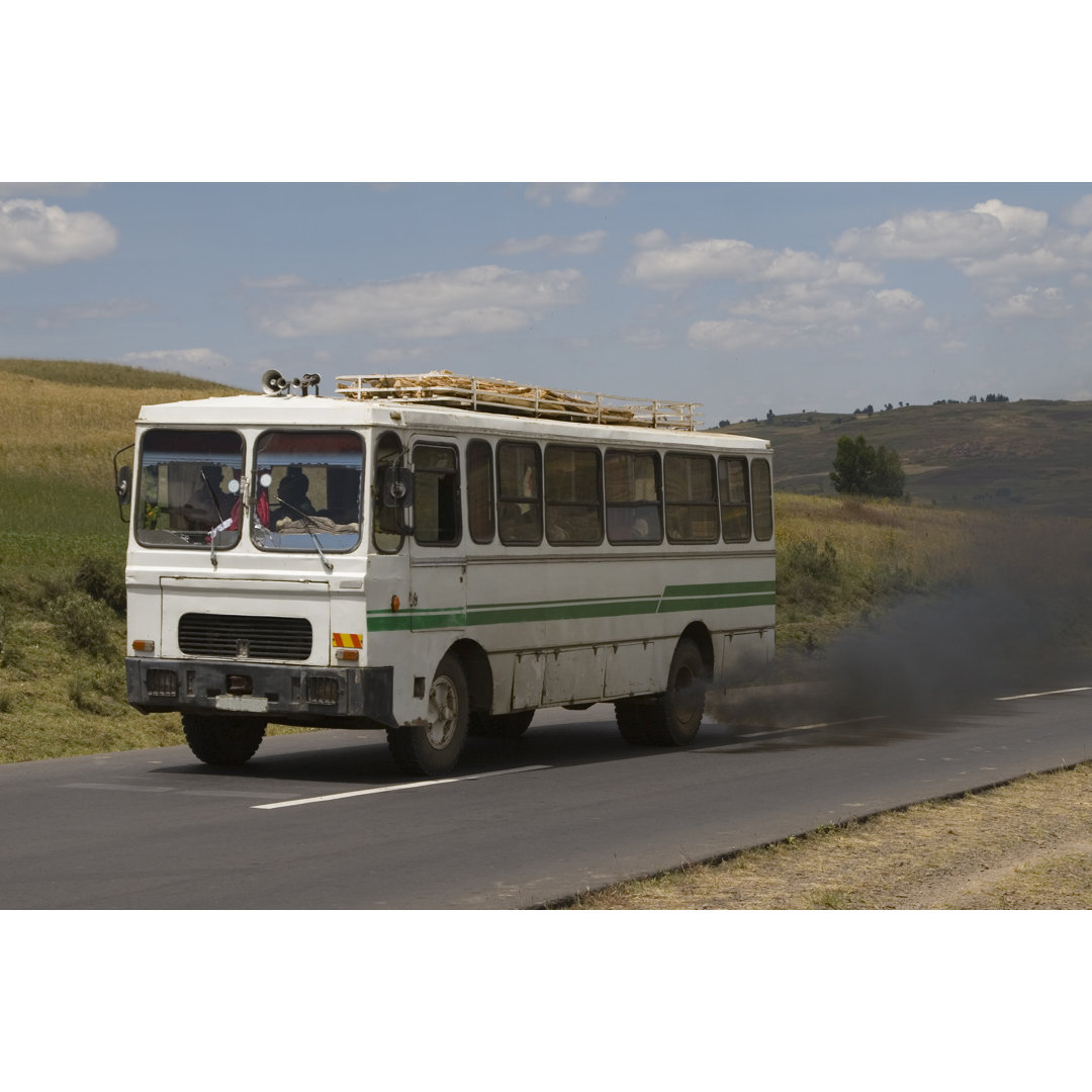 Äthiopischer rauchender öffentlicher Bus von Lingbeek - Kunstdrucke