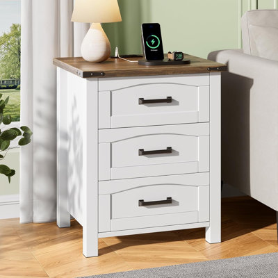 Table de chevet à 3 tiroirs de 18 po de large avec station de charge intégrée, table de chevet en bois blanc rustique avec ports USB et Type-C