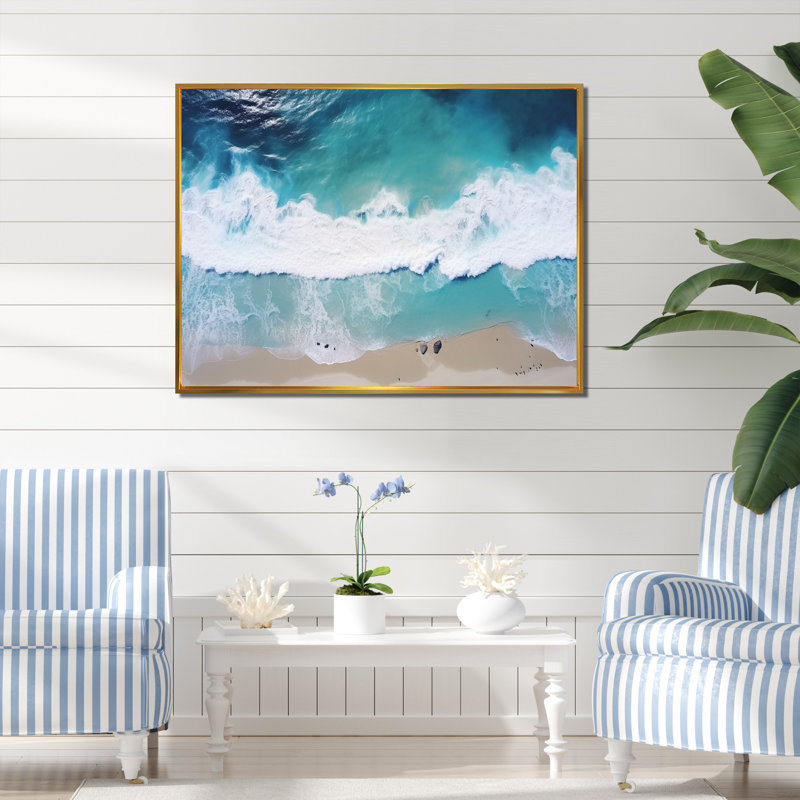 Vagues blanches et bleues vue aérienne IV - plage, art mural, Cadre flottant doré, H 34 po x l 44 po x P 1,5 po