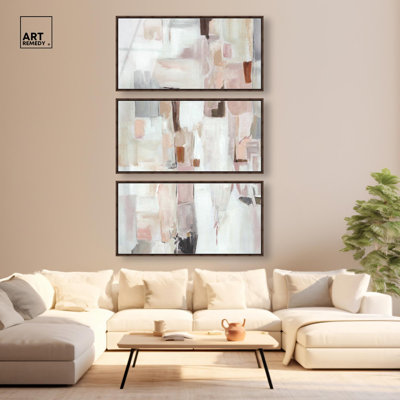 «Tender Grey II - Ira Colmeva Twickenham» par Art Remedy, cadre en noyer, 44 x 22