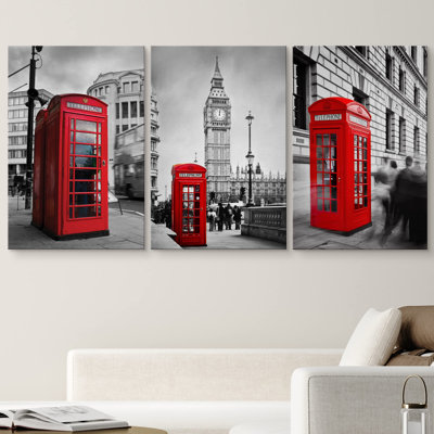 Cabine téléphonique de couleur rouge avec décor mural moderne noir et blanc