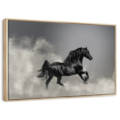 Cheval frison noir au galop