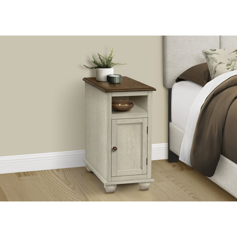 Table d'appoint polyvalente avec une fabrication durable et un attrait élégant pour n'importe quelle pièce