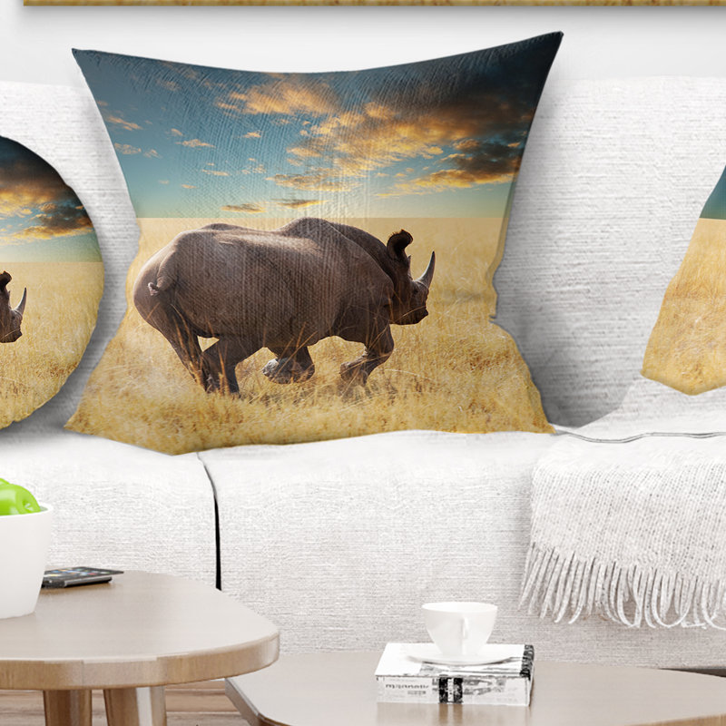 Coussin Rhinocéros géant africain sous un ciel nuageux, 16 po x 1 po, Carré