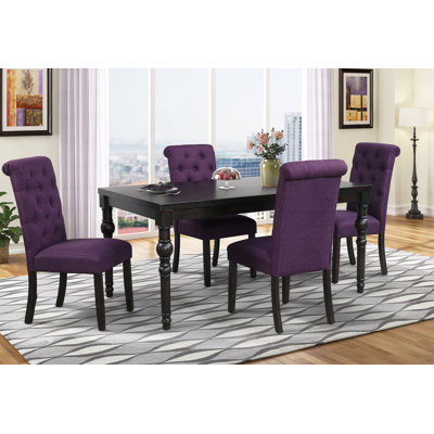 Ensemble de salle à manger de style urbain avec pieds tournés: une table et quatre chaises pour créer un espace repas charmant et sophistiqué.