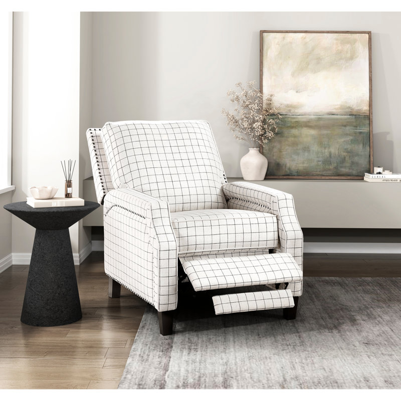 Fauteuil de style transitionnel, tissu écossais noir, siège renforcé en métal, rembourrage en mousse sur ressorts ensachés, coussins de dossier et de siège attachés, pieds en bois exposés avec finition, fonction de poussée,