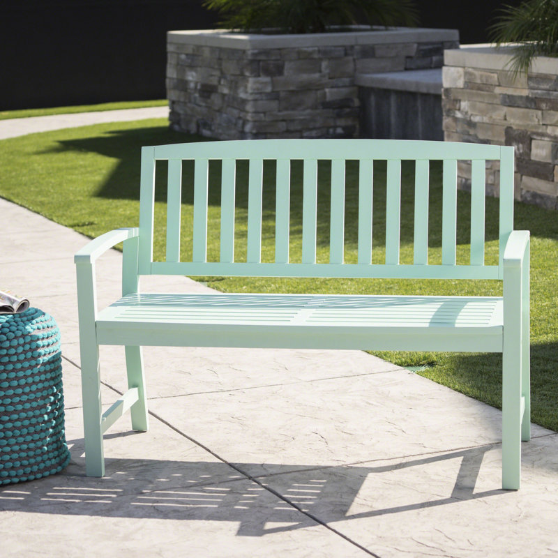 Banc en bois menthe, ajoutant une touche chaleureuse aux espaces intérieurs et extérieurs. Banc au charme irrésistible.