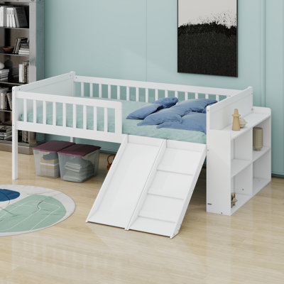 Lit plateforme avec barrière de sécurité, tablette de rangement, glissoire et échelle pour enfants