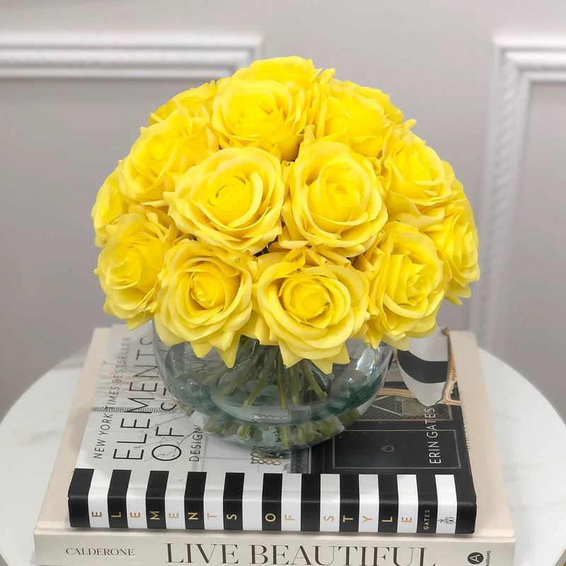 Rose artificielle dans un vase, Jaune